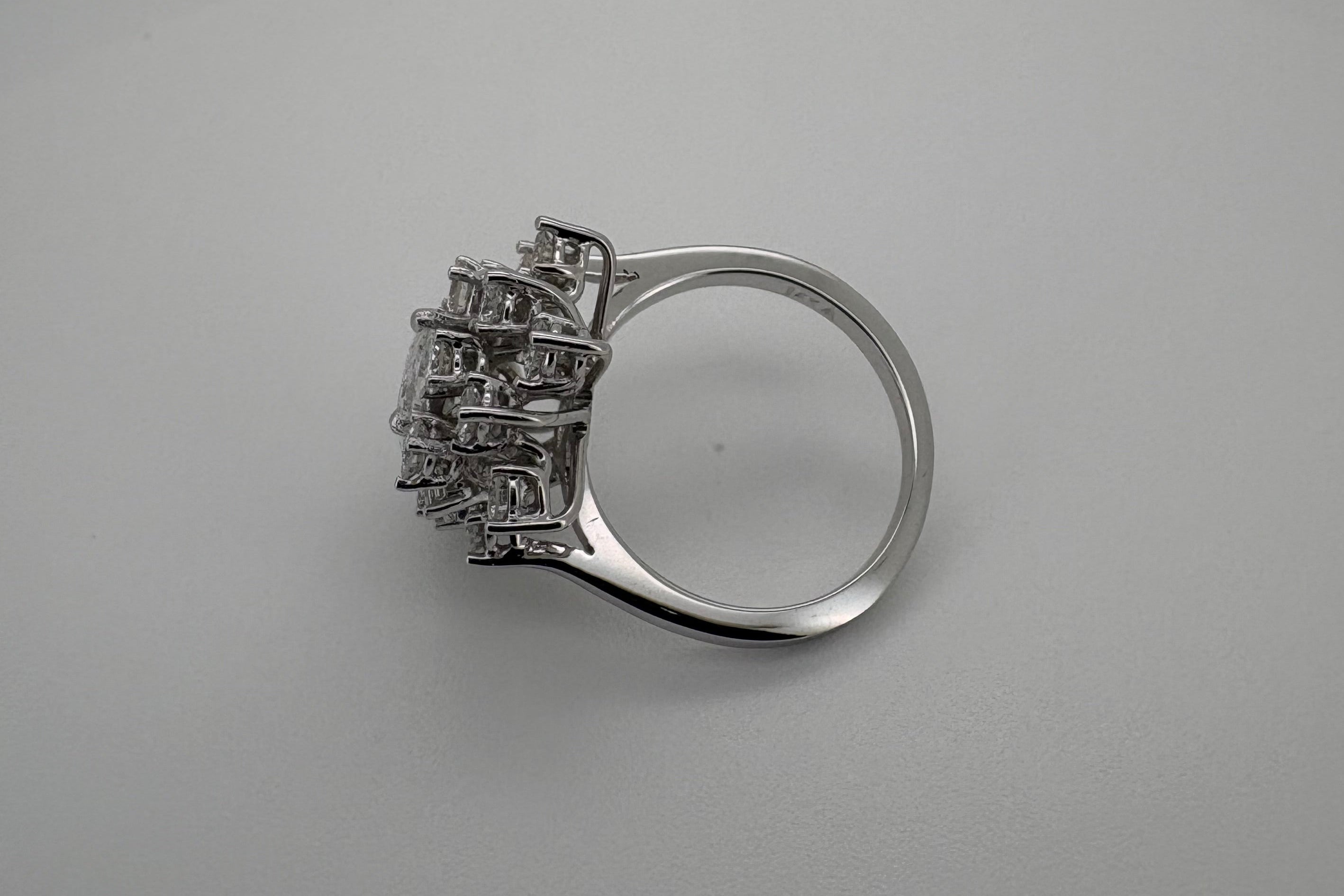 Bague Or blanc 18K et Diamant Poire